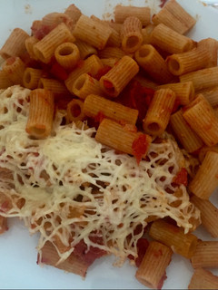Una foto de Rigatoni con salsa de tomate y chorizo (picante)