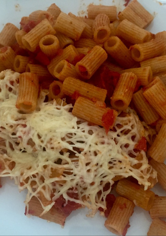 Una foto de Rigatoni con salsa de tomate y chorizo (picante)