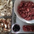 Setas salteadas con castañuelas de cerdo, jamón y ajo negro