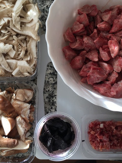 Una foto de Setas salteadas con castañuelas de cerdo, jamón y ajo negro