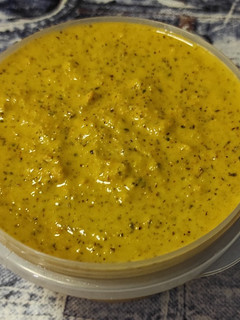 Una foto de Crust and spice dressing. Cambio de nombre: Aderezo o salsa recicle
