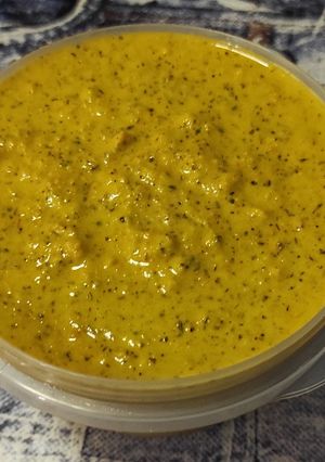 Una foto de Crust and spice dressing. Cambio de nombre: Aderezo o salsa recicle