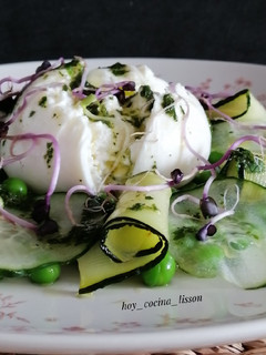 Una foto de Ensalada de guisantes y burrata