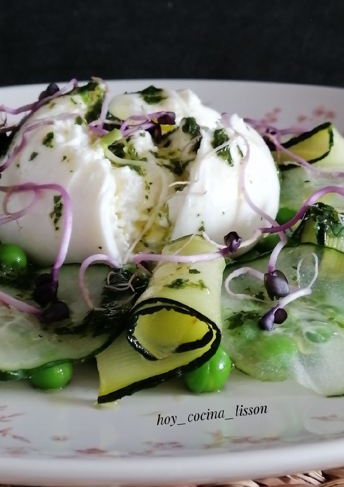 Una foto de Ensalada de guisantes y burrata