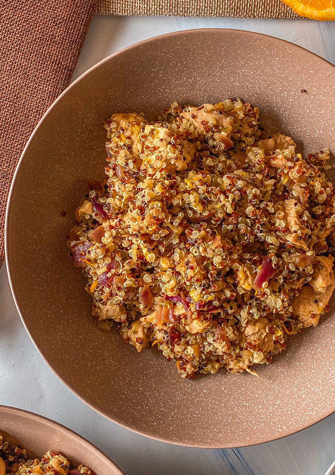 Una foto de Quinoa con pollo a la naranja