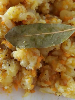 Una foto de Patatas, cebolla y zanahoria