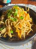 Gemüse-Spaghetti mit Erdnusssoße