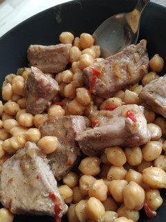 Una foto de 🍲 Garbanzos con costilla de cerdo