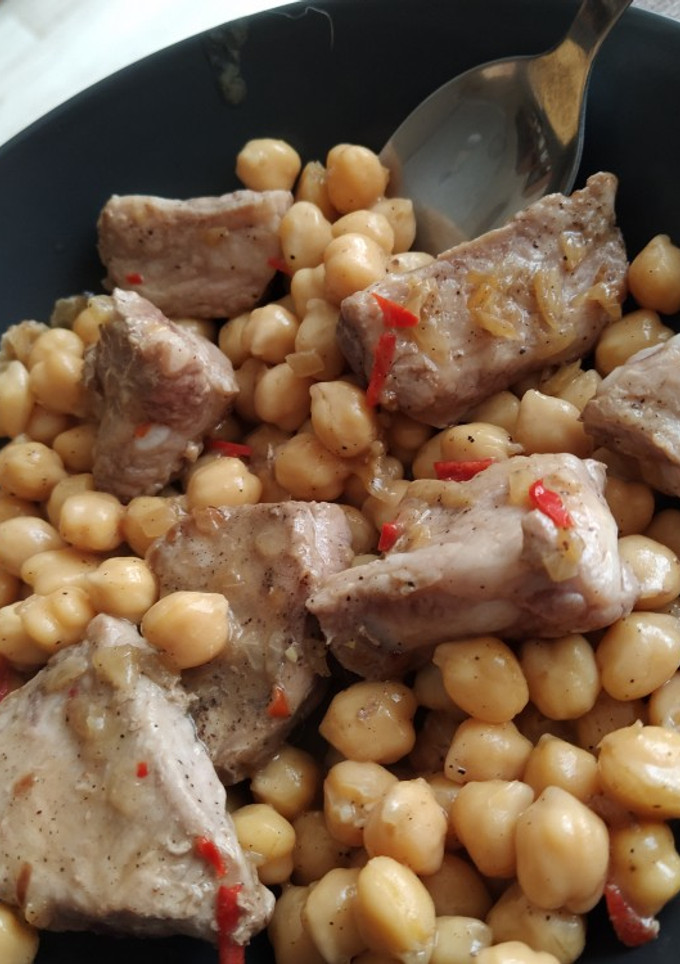 Una foto de 🍲 Garbanzos con costilla de cerdo