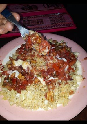 Una foto de Arroz integral con salsa exquisita
