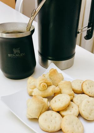 Una foto de Bizcochitos y cuernitos de grasa 😋