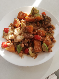 Una foto de Salteado de Garbanzos, calabaza y caqui