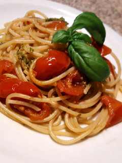 Foto di Spaghetti con pomodorini e pesto