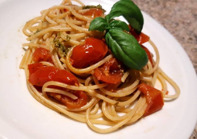 Spaghetti con pomodorini e pesto