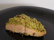 Una foto de salmón pistache