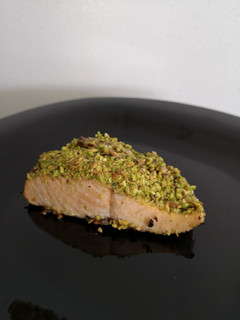 Una foto de Salmón con pistacho
