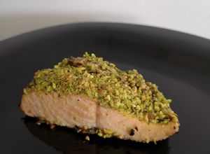 Una foto de Salmón con pistacho