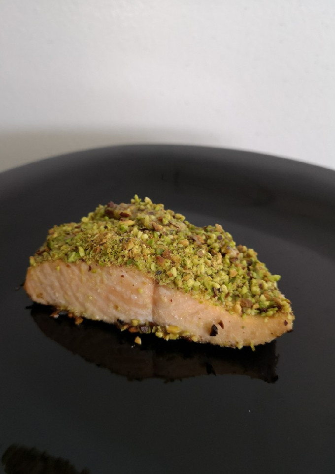 Una foto de Salmón con pistacho