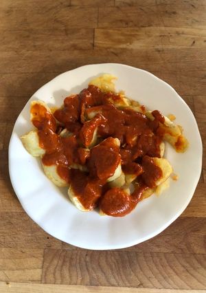 A picture of Patatas Bravas.
