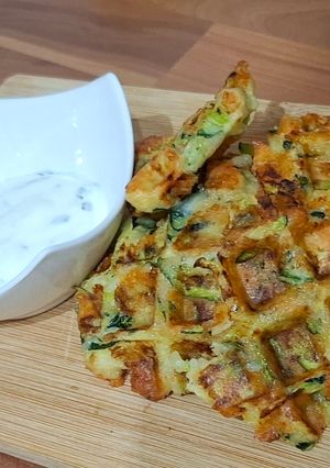 Sajtos cukkini párnák mártogatóssal recept fotója