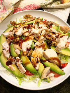 รูปของ สลัดผักรวม อโวคาโด ไก่ย่าง