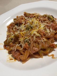 Una foto de Fideos nudos Konjac, con carne de pavo, verduras y tomate (RECETA KETO)