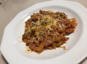 Una foto de Fideos nudos Konjac, con carne de pavo, verduras y tomate (RECETA KETO)