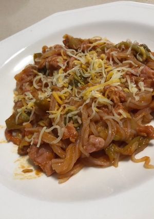 Una foto de Fideos nudos Konjac, con carne de pavo, verduras y tomate (RECETA KETO)
