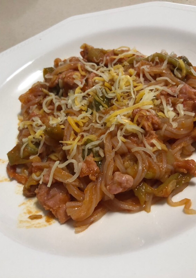 Una foto de Fideos nudos Konjac, con carne de pavo, verduras y tomate (RECETA KETO)