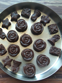 હોમ મેડ ચોકલેટ (Home Made Chocolate Recipe In Gujarati) રેસીપી મુખ્ય ફોટો