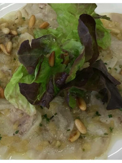 Una foto de Carpaccio de manitas de cerdo con vinagreta y piñones