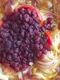 Una foto de Tajín marroquí de pollo y pasas