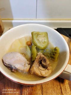 秋天要煲湯~~鳳梨苦瓜雞湯 的食譜成品照片
