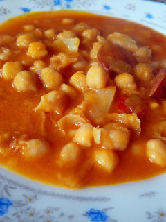 Una foto de Garbanzos con crema de zanahoria