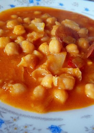 Una foto de Garbanzos con crema de zanahoria