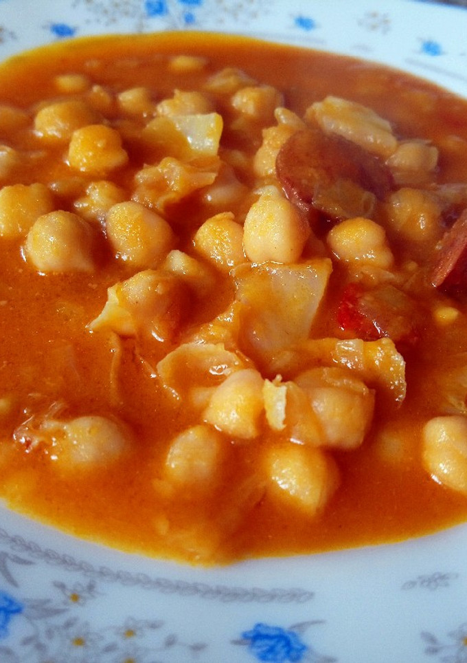 Una foto de Garbanzos con crema de zanahoria
