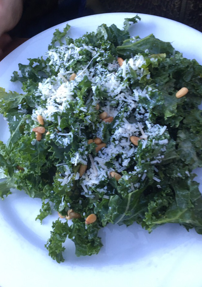 Una foto de Ensalada de kale 🥬