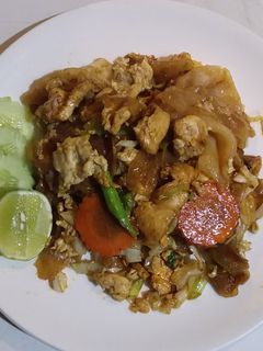 รูปของ เส้นใหญ่ผัดซีอิ๊วไก่