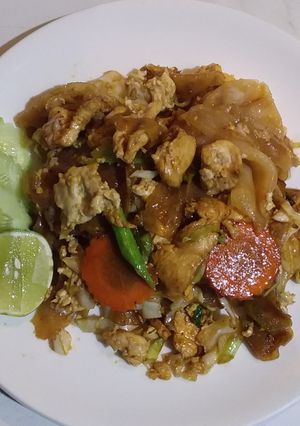 รูปของ เส้นใหญ่ผัดซีอิ๊วไก่