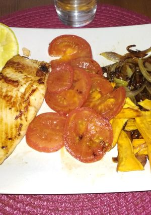 Una foto de Salmón con guarnición