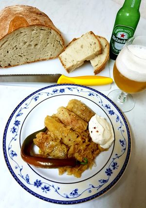 O poză a rețetei Sarmale cu carne de porc, învelite în frunze de varză murată.