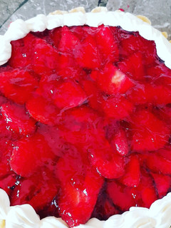 Una foto de Tarta de frutilla, crema y gelatina