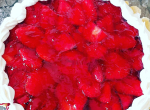 Una foto de Tarta de frutilla, crema y gelatina