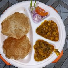 A picture of Chole puri.