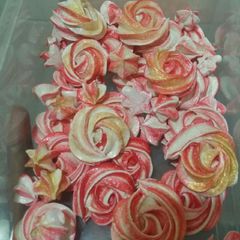 Strawberry Meringue cookies A picture of Strawberry Meringue cookies.