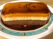 Una foto de flan de chocolate con cuajada