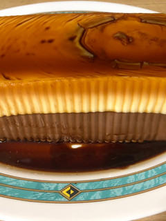 Una foto de Flan de chocolate blanco y negro