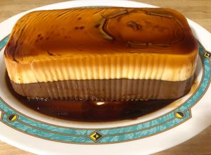 Una foto de Flan de chocolate blanco y negro