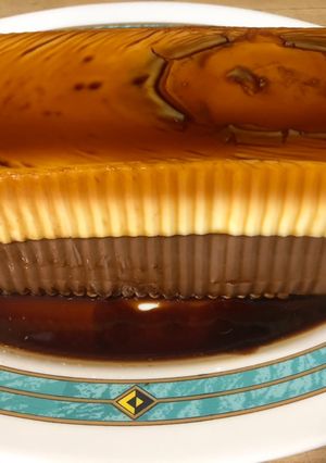 Una foto de Flan de chocolate blanco y negro