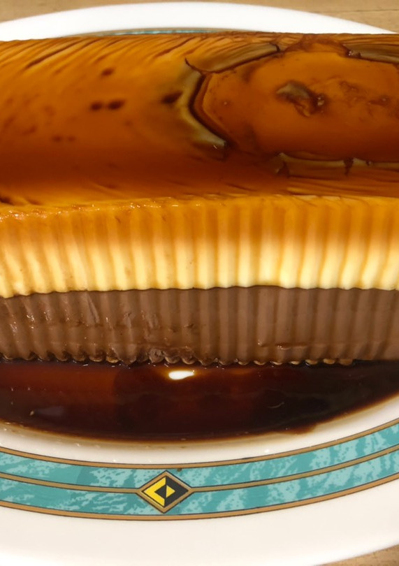 Una foto de Flan de chocolate blanco y negro
